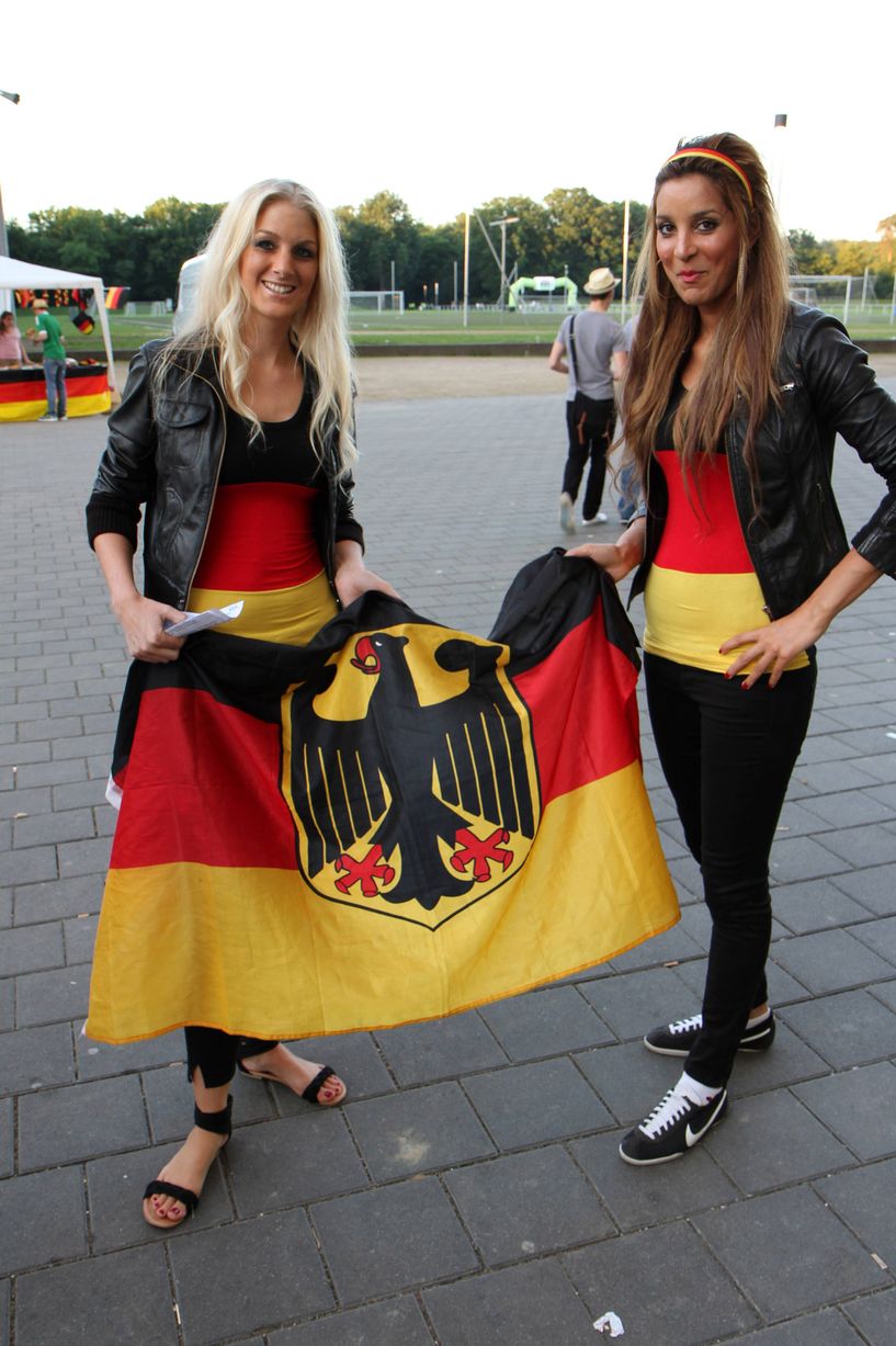 Supporters+of+the+German+national+football+team+kiss+before+the+start+of+the+Euro+2012+football+championships+match+Germany+vs+Denmark