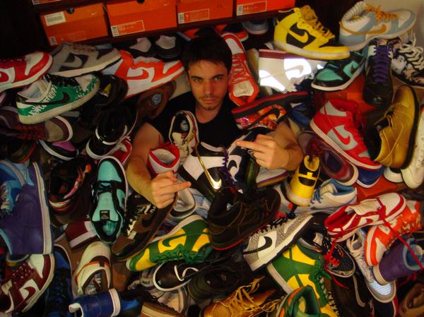 dj-am-buried-in-dunks.jpg