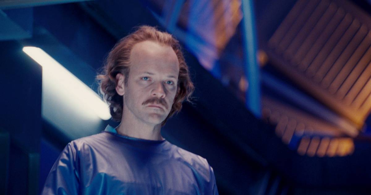 Peter Sarsgaard goes weird and funny in The Green Lantern ...