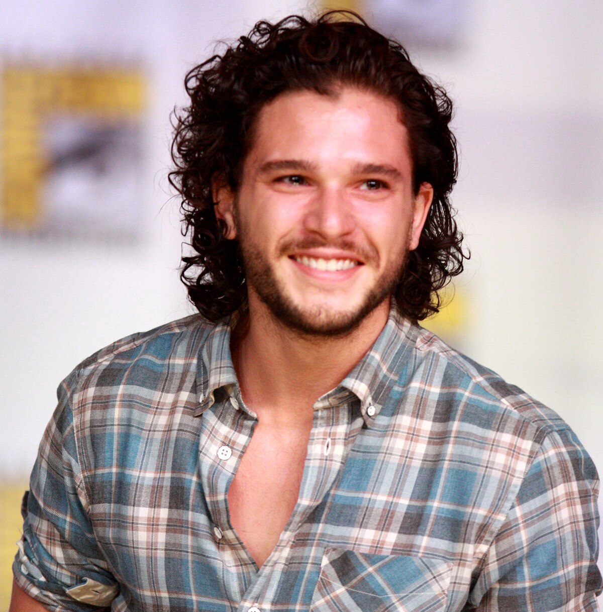 1200px-Kit_Harington_SDCC_2013_%28cropped%29.jpg