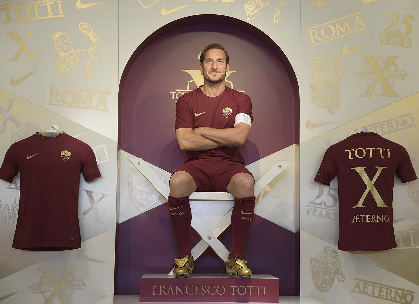 totti-trains-in-nike-tiempo-x-totti-boots-with-exclusive-detail%2B%25282%2529.jpg