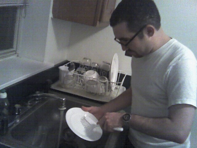 Man_washing_dishes.jpg