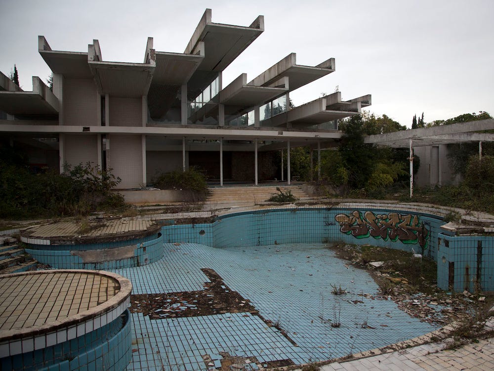 Photos of Swimming Pools That Have Been Abandoned for Years