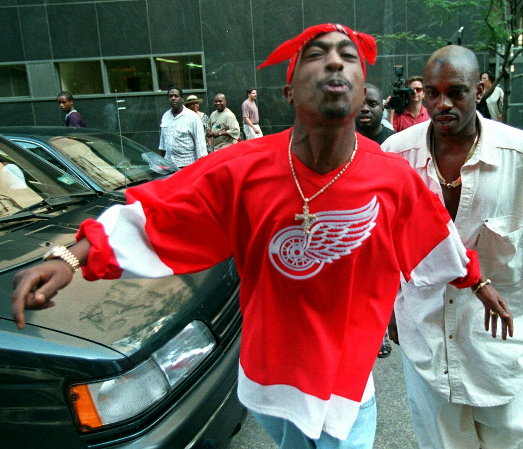 1994-07-05-tupac-spitted-on-reporters.jpg