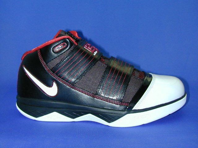 nike-zoom-soldier-3-354815-011-y15000-april-summer-09.jpg