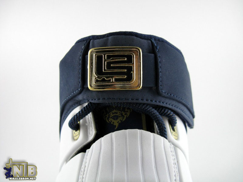 lebron4-white-navy-21-web.jpg