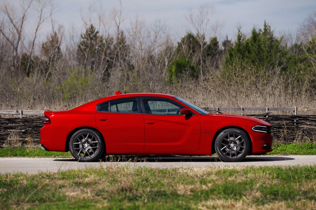 2015-dodge-charger_100464377_l.jpg