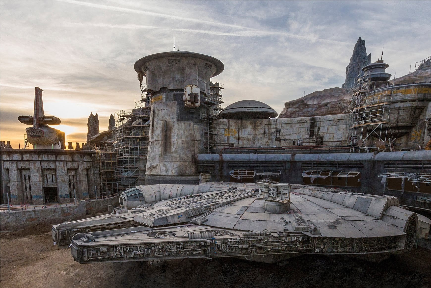 Millennium-Falcon-Smugglers-Run-star-wars-galaxys-edge-disney.jpeg