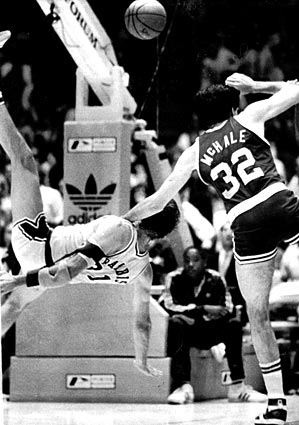 kevin_mchale_fouls_kurt_rambis_1984_finals2.jpg