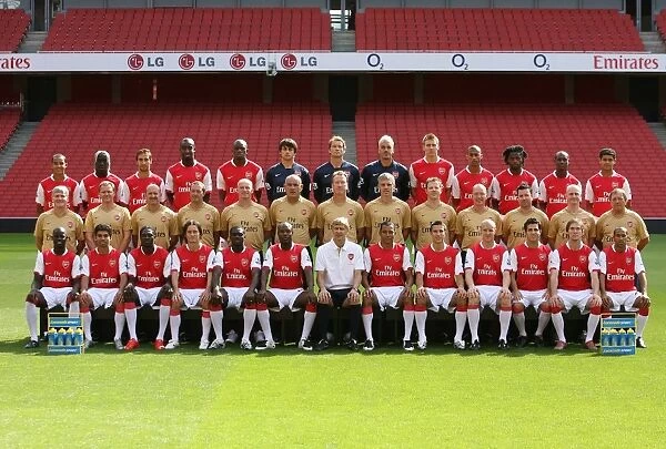 Arsenal-Team-Group-with-lucazade_523408.jpg