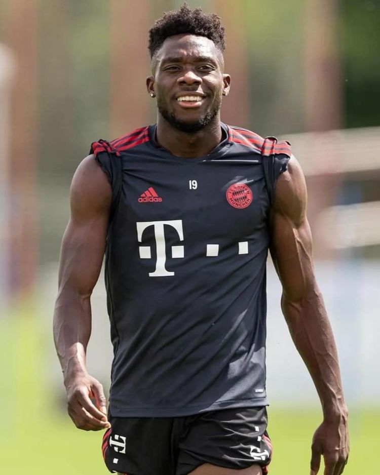 Alphonso Davies in incredible body transformation as Bayern Munich star,  20, bulks up over summer | The Sun