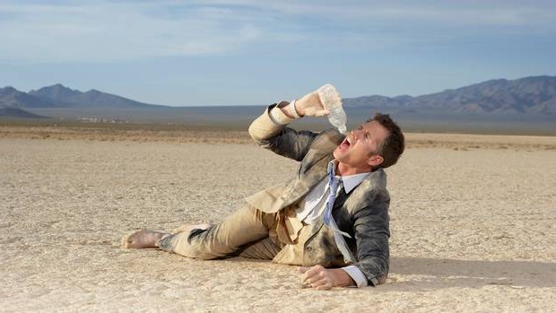 man-in-desert-drinking-water-e1424294323349.jpg