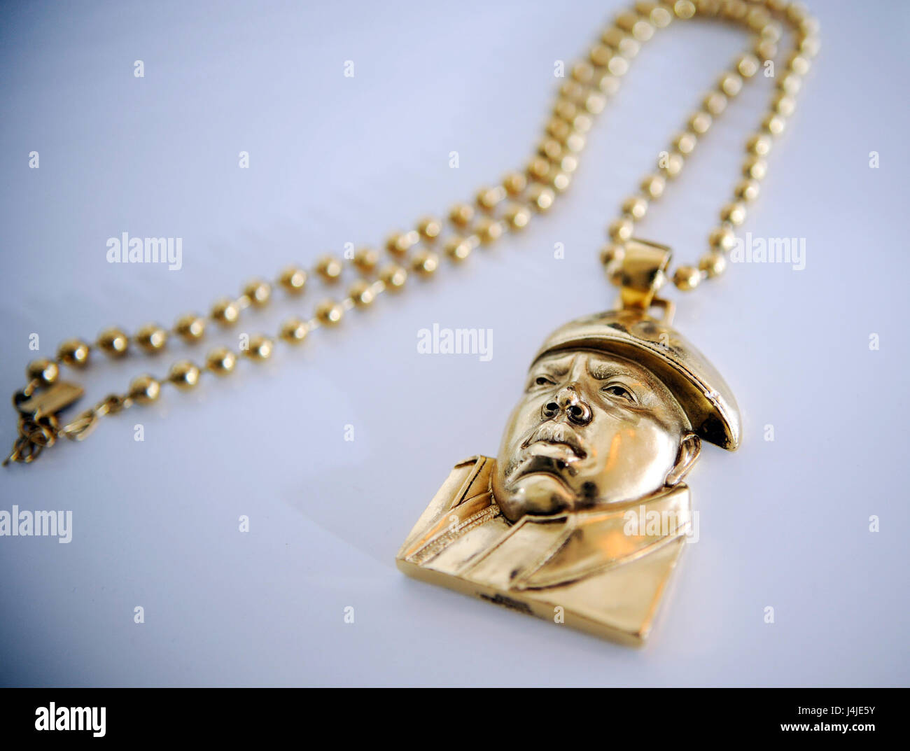 rapper-the-notorious-big-aka-biggie-smalls-gold-chain-face-on-set-J4JE5Y.jpg