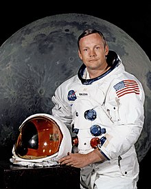 220px-Neil_Armstrong_pose.jpg