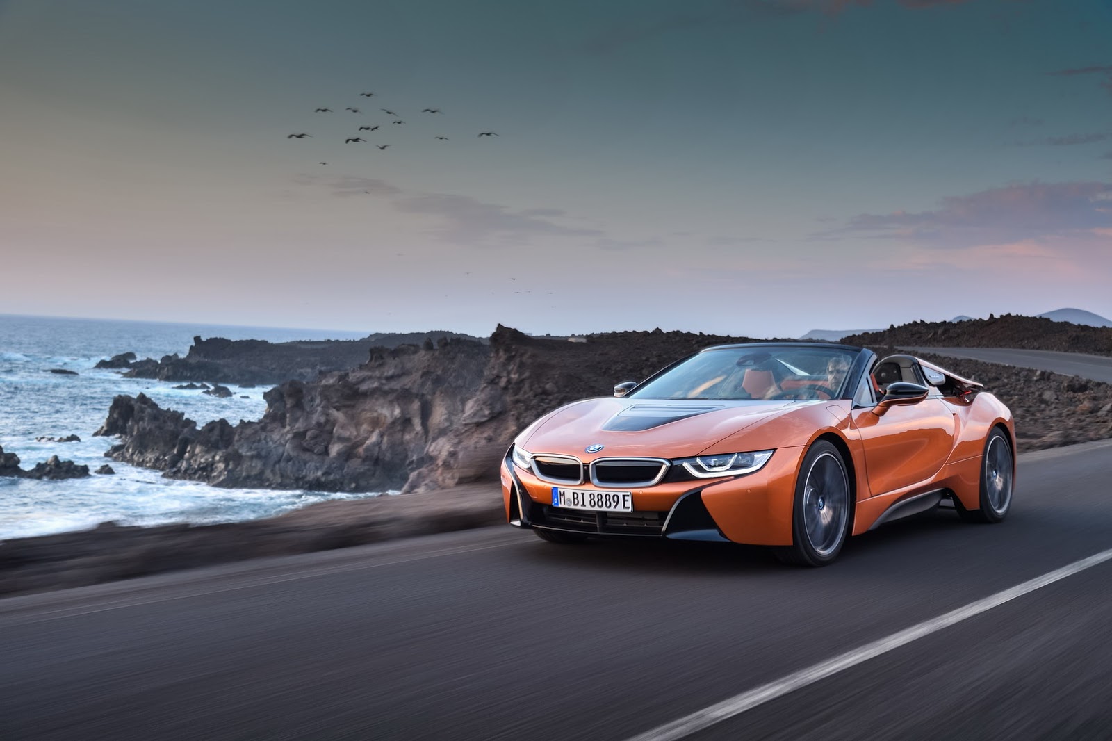 2019-BMW-i8-Roadster-Coupe-33.jpg