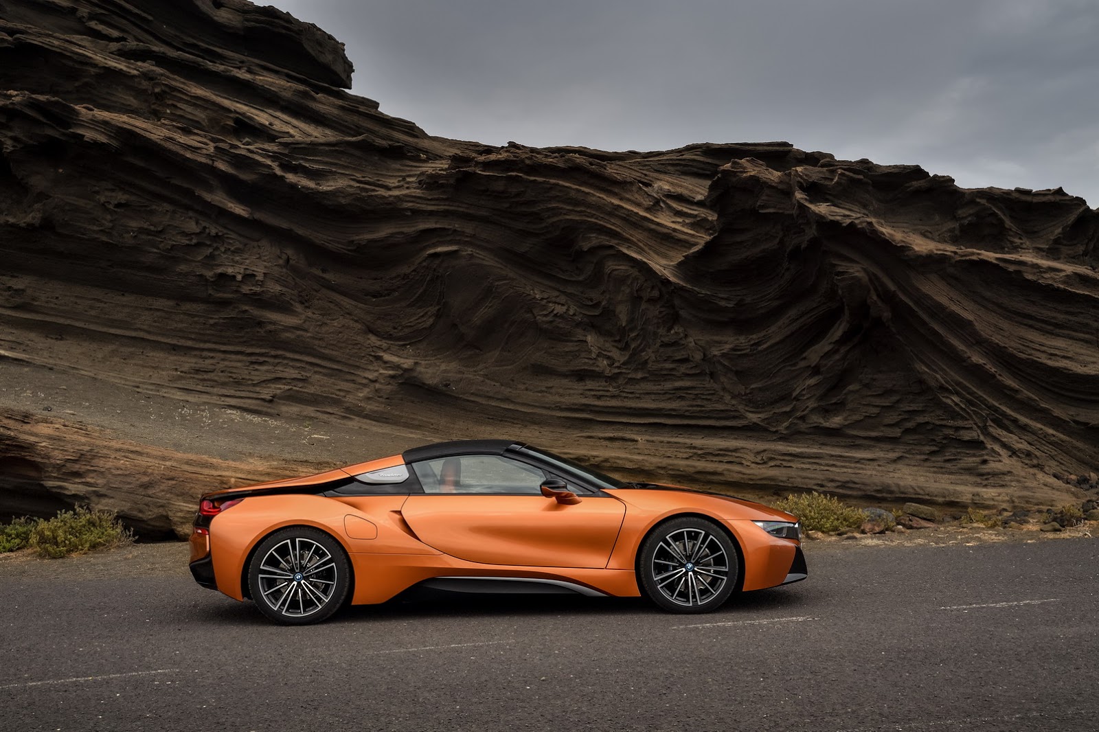 2019-BMW-i8-Roadster-Coupe-50.jpg