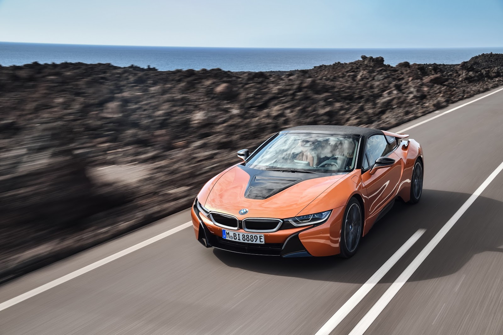 2019-BMW-i8-Roadster-Coupe-36.jpg