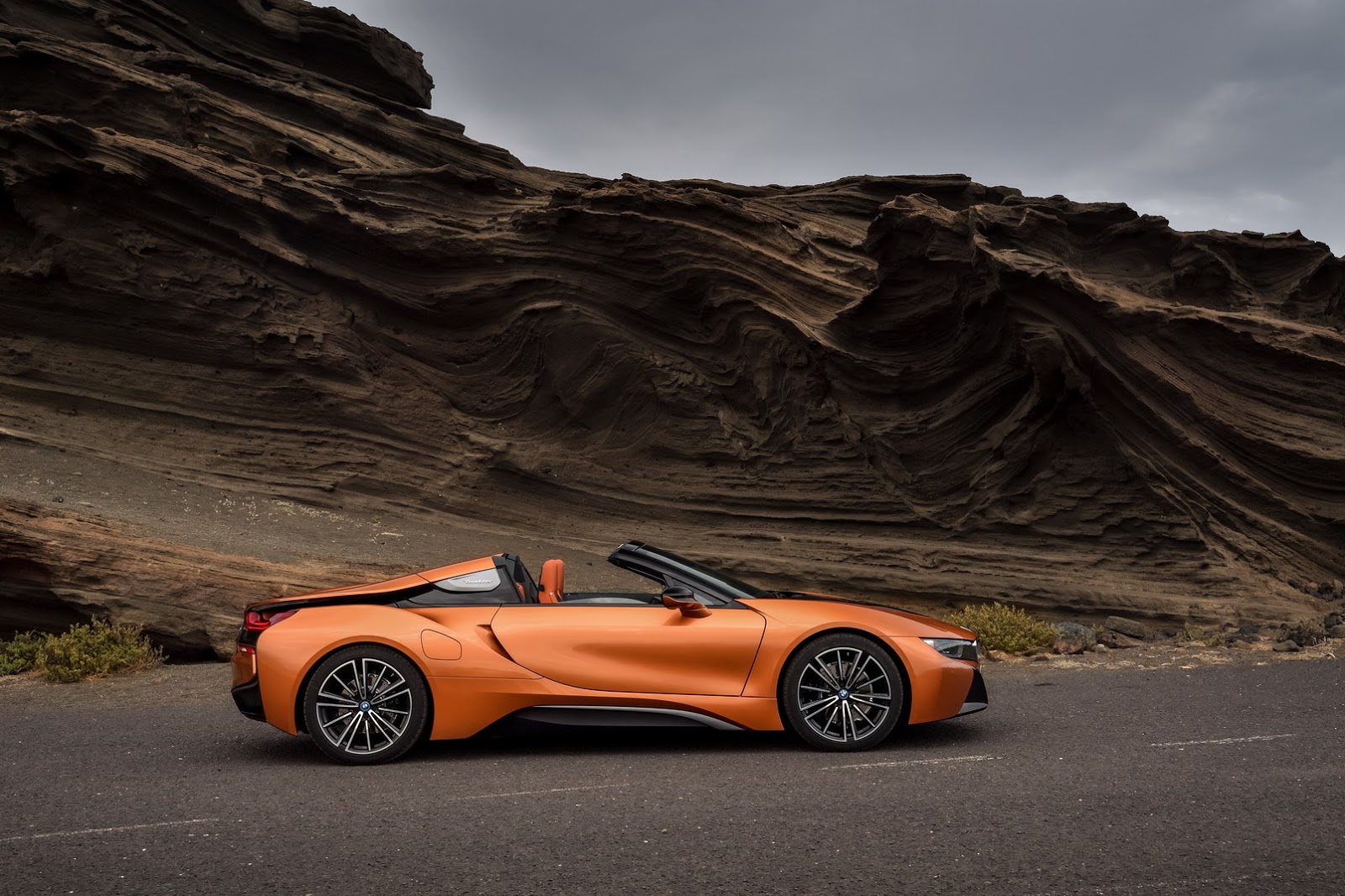 2019-BMW-i8-Roadster-Coupe-49.jpg