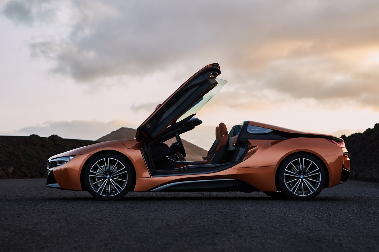2019-BMW-i8-Roadster-Coupe-61.jpg
