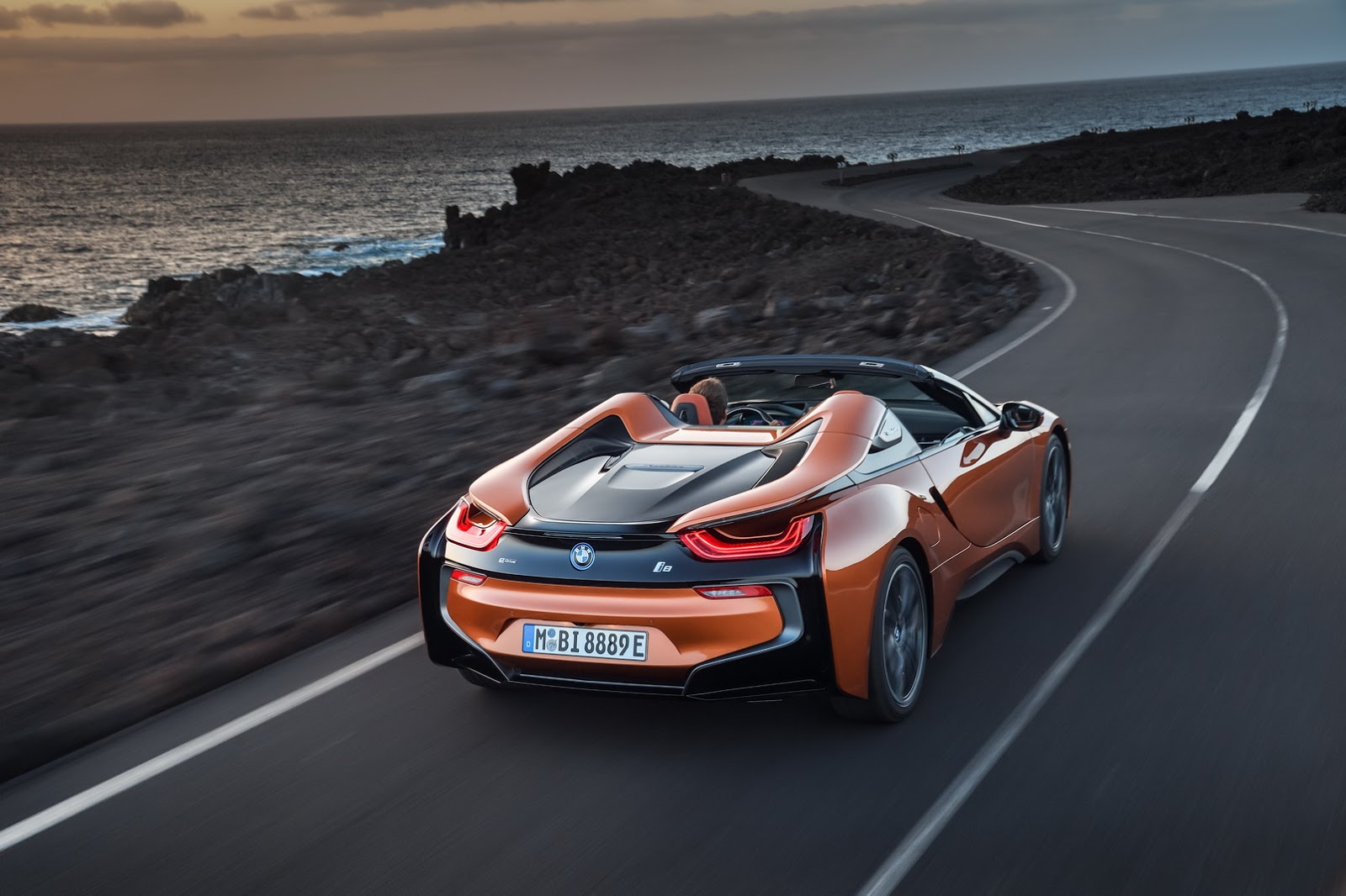 2019-BMW-i8-Roadster-Coupe-34.jpg