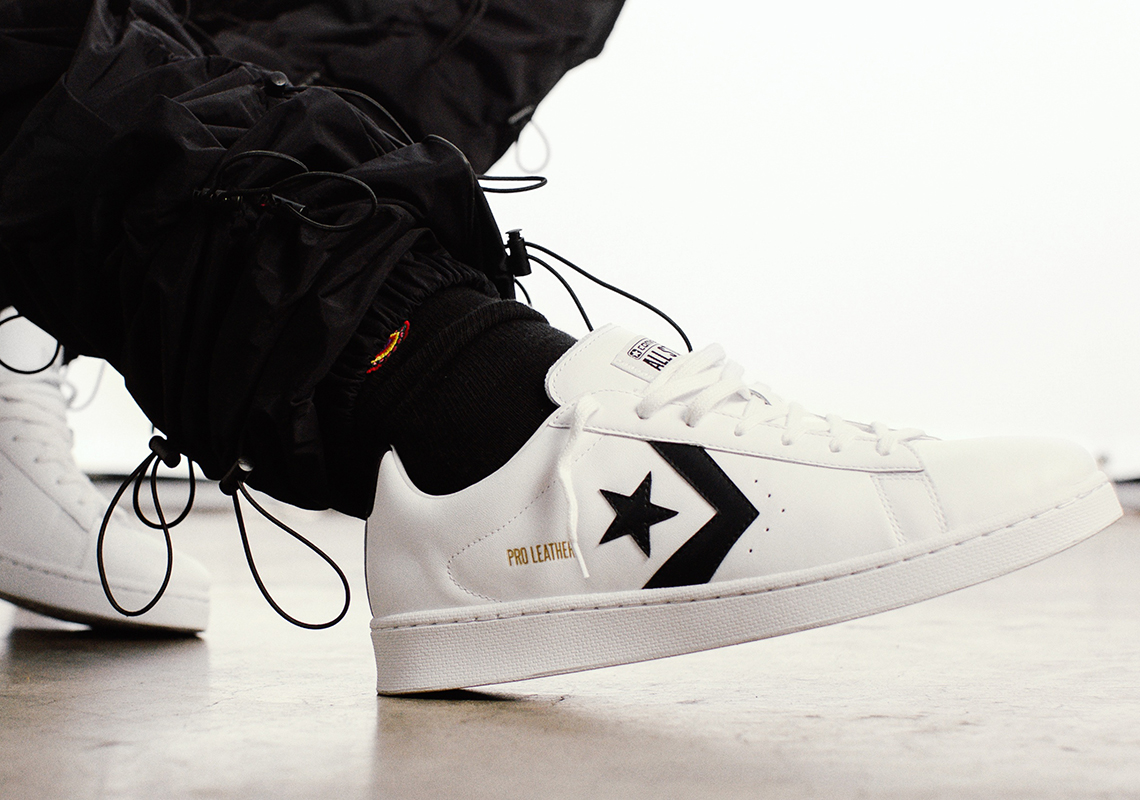 converse-pro-leather-low-ss20-on-foot-white-black-2.jpg